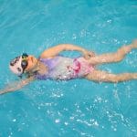 Înotul și lupta împotriva obezității infantile