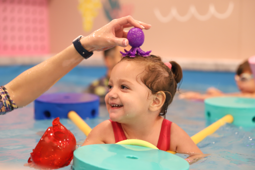 Educatia acvatica pentru bebelusi si copii mici. Copii iubesc apa Acest lucru poate veni în ajutorul dezvoltării fizice și cognitive a bebelușului